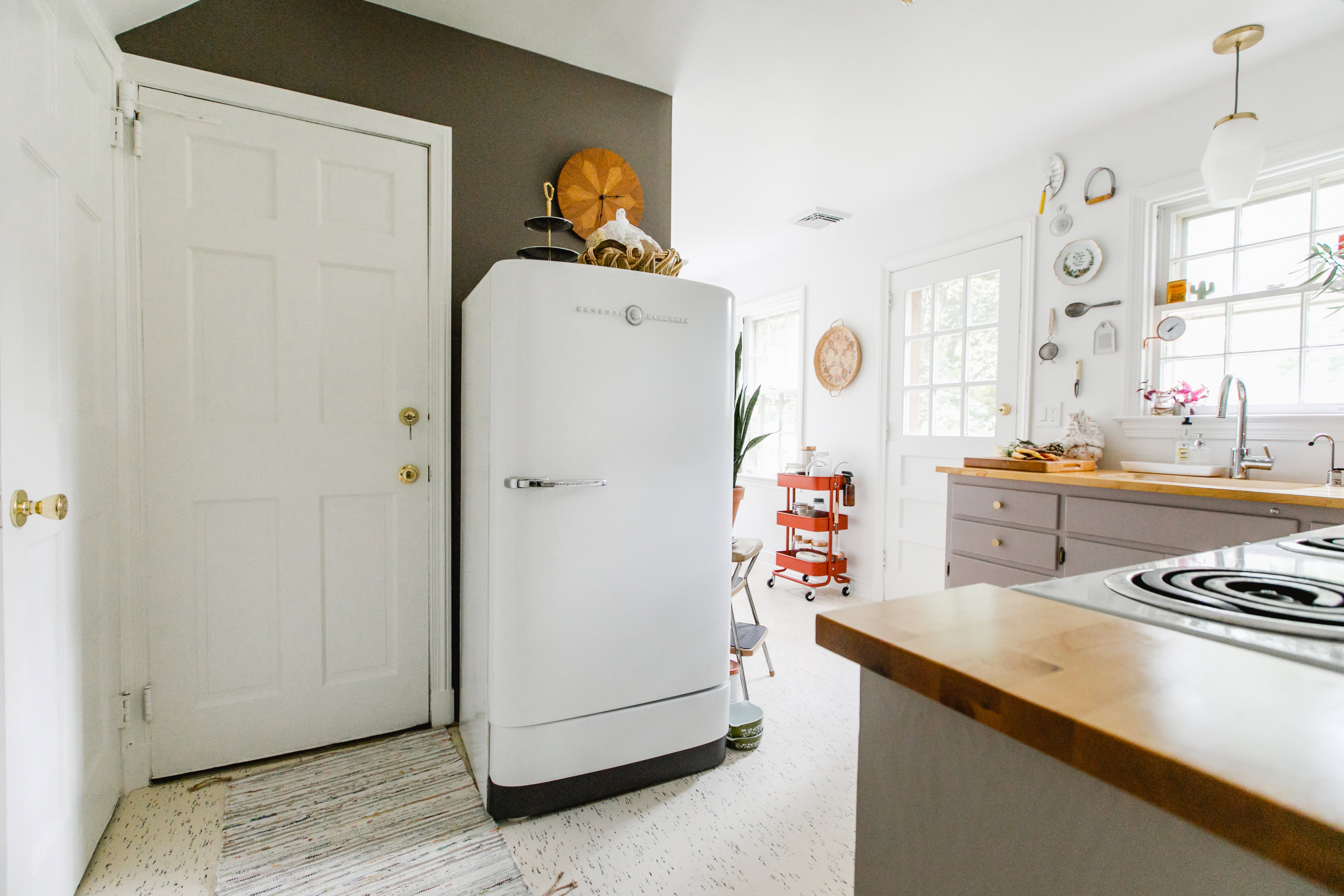 Apartment fridge no deals freezer